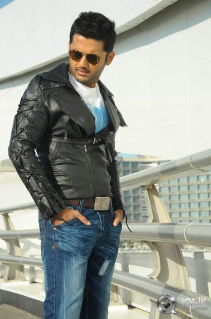 Gunde Jaari Gallanthayyinde